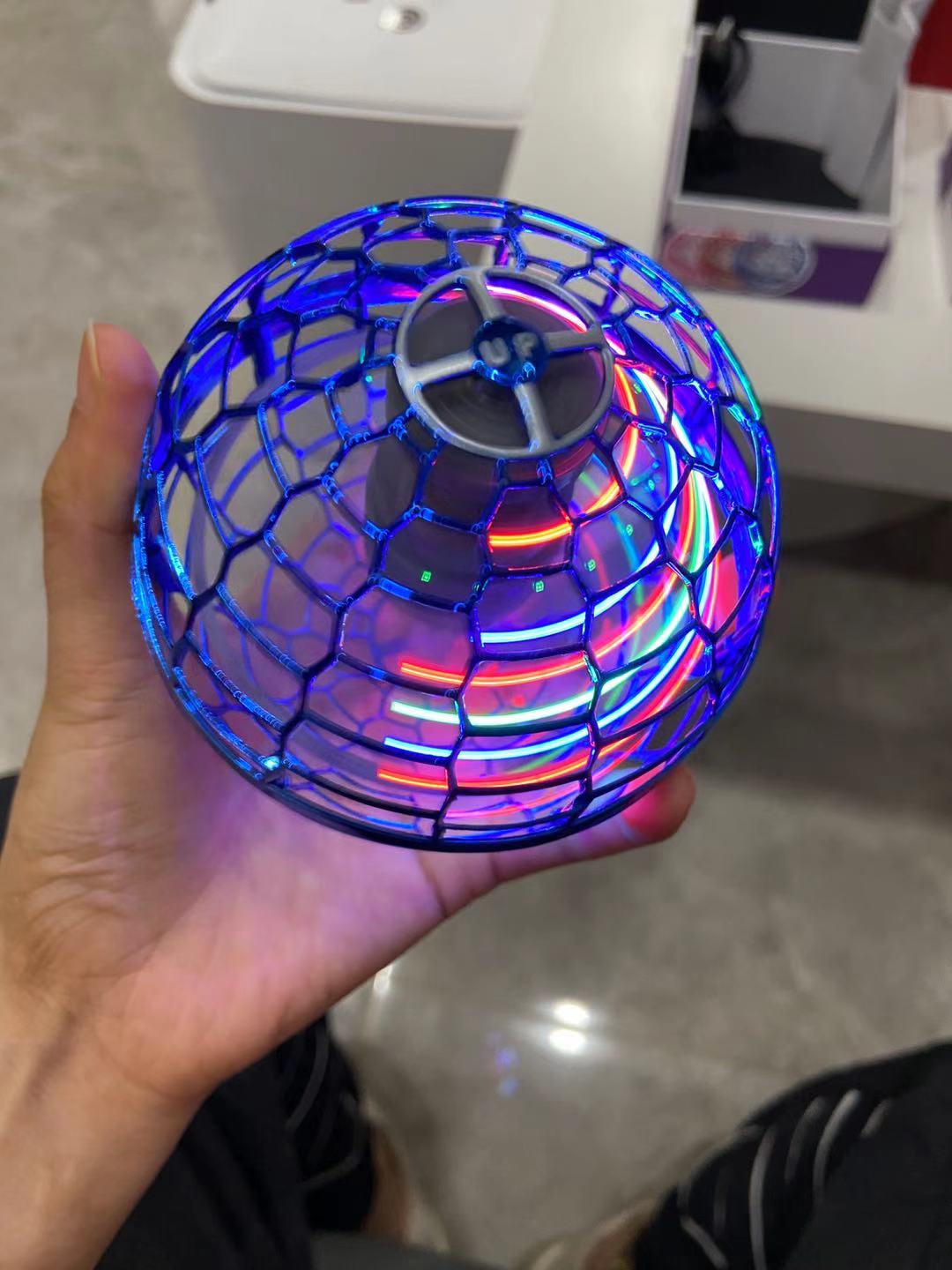 Fliegender Ballspinner ~ Handgesteuertes 360 rotierendes Mini-UFO, mit Licht! Flynova Pro